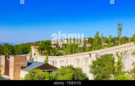 Stadt Girona Wände, verehrte 9. Jahrhundert Stadtmauern mit Gehwegen, Türme und malerischen Aussichtspunkten des Gebietes, eines der besten Dinge in Giron zu tun Stockfoto