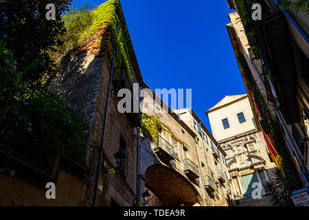 Mittelalterliche Stein Treppe zur Kirche von Sant Marti Sacosta in der Altstadt von Girona, Sehenswürdigkeiten von Girona, Katalonien, Spanien. Stockfoto
