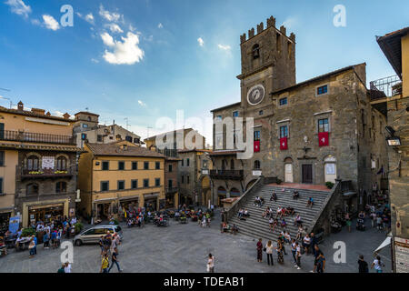 Die lebendige mittelalterliche Zentrum von Cortona mit dem imposanten Rathaus Gebäude (Palazzo Comunale). Cortona, Toskana, Italien, September 2018 Stockfoto