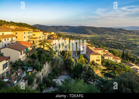 Panorama bei Sonnenuntergang auf toskanische Landschaft von Cortona, eine Stadt in der Provinz von Arezzo, Italien Stockfoto