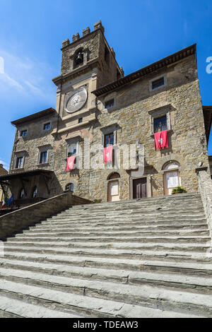 Cortona Rathaus (Palazzo Comunale) thront über der Piazza della Repubblica, dem Hauptplatz der Altstadt. Cortona, Arezzo Provinz Stockfoto