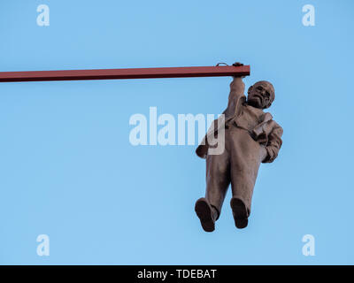 Prag, tschechische Republik - 8. Juni 2019: Mann heraus hängen, ein lustiges, Statue von Sigmund Freud von David Cerny in 1996. Stockfoto