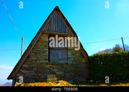 In den Bergen oder Lagerraum in Baumstämmen gebaut Dinge zu speichern Holzschuppen Stockfoto