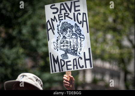 New York City, USA. 15 Juni, 2019. Am 15. Juni 2019, eine Koalition der aktivistischen Gruppen statt einer Kundgebung in Foley Square, New York City, die ein Amtsenthebungsverfahren gegen US-Präsident Trumpf. Kongreßabgeordnete Carolyn Maloney bekannt gegeben, dass nach sorgfältiger Prüfung, wird Sie für ein amtsenthebungsverfahren Anfrage des Präsidenten der USA zu nennen. Credit: Gabriele Holtermann-Gorden/Pacific Press/Alamy leben Nachrichten Stockfoto