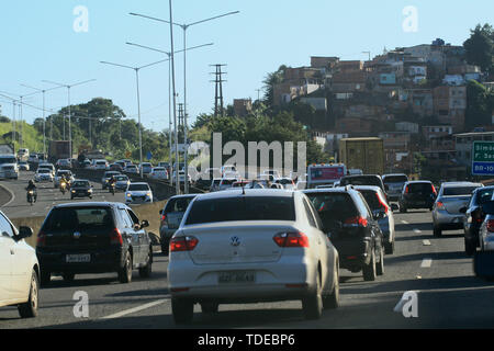 Salvador, Brasilien. 14 Juni, 2019. BR 324 verschoben während der Tag der Generalstreik in Salvador, Bahia. Credit: Mauro Akiin Nassor/FotoArena/Alamy leben Nachrichten Stockfoto