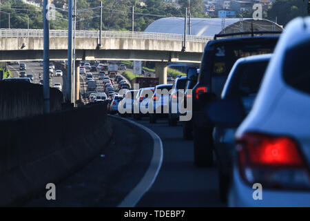 Salvador, Brasilien. 14 Juni, 2019. BR 324 verschoben während der Tag der Generalstreik in Salvador, Bahia. Credit: Mauro Akiin Nassor/FotoArena/Alamy leben Nachrichten Stockfoto