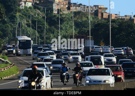 Salvador, Brasilien. 14 Juni, 2019. BR 324 verschoben während der Tag der Generalstreik in Salvador, Bahia. Credit: Mauro Akiin Nassor/FotoArena/Alamy leben Nachrichten Stockfoto