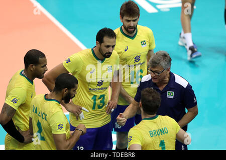 Gondomar, Portugal. 14 Juni, 2019. Brasiliens Haupttrainer Renan Dal Zotto (1. R) gibt Anweisungen an seine Spieler während der fivb Volleyball Nationen Liga Match zwischen Brasilien und Serbien in Gondomar, Portugal, am 14. Juni 2019. Serbien gewann 3-2. Credit: Pedro Fiuza/Xinhua/Alamy leben Nachrichten Stockfoto
