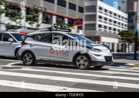 San Francisco, USA. 02 Mai, 2019. Selbstfahrende Auto der General Motors Company Kreuzfahrt ist bei einer Probefahrt in der Innenstadt von San Francisco. Credit: Andrej Sokolow/dpa/Alamy leben Nachrichten Stockfoto
