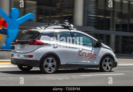 San Francisco, USA. 02 Mai, 2019. Selbstfahrende Auto der General Motors Company Kreuzfahrt ist auf eine Probefahrt in San Francisco. Credit: Andrej Sokolow/dpa/Alamy leben Nachrichten Stockfoto