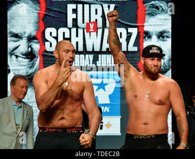 Las Vegas, USA. 14 Juni, 2019. LAS VEGAS, Nevada - Juni 14: Boxer Tyson Fury (L) und Tom Schwarz Gesicht weg in einem feierlichen wiegen - in der MGM Grand Garden Arena am 14. Juni 2019 in Las Vegas, Nevada. Die beiden werden in einem heavyweight bout am 15. Juni treffen sich in der MGM Grand Garden Arena in Las Vegas. Credit: Gene Blevins/ZUMA Draht/Alamy Live News Credit: ZUMA Press, Inc./Alamy leben Nachrichten Stockfoto