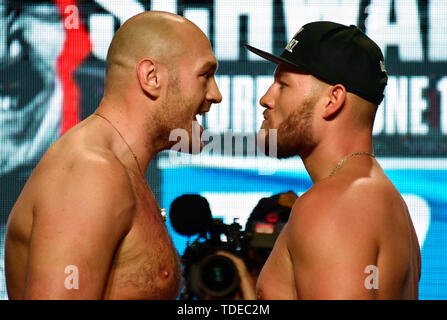 Las Vegas, USA. 14 Juni, 2019. LAS VEGAS, Nevada - Juni 14: Boxer Tyson Fury (L) und Tom Schwarz Gesicht weg in einem feierlichen wiegen - in der MGM Grand Garden Arena am 14. Juni 2019 in Las Vegas, Nevada. Die beiden werden in einem heavyweight bout am 15. Juni treffen sich in der MGM Grand Garden Arena in Las Vegas. Credit: Gene Blevins/ZUMA Draht/Alamy Live News Credit: ZUMA Press, Inc./Alamy leben Nachrichten Stockfoto