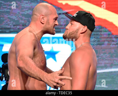 Las Vegas, USA. 14 Juni, 2019. LAS VEGAS, Nevada - Juni 14: Boxer Tyson Fury (L) und Tom Schwarz Gesicht weg in einem feierlichen wiegen - in der MGM Grand Garden Arena am 14. Juni 2019 in Las Vegas, Nevada. Die beiden werden in einem heavyweight bout am 15. Juni treffen sich in der MGM Grand Garden Arena in Las Vegas. Credit: Gene Blevins/ZUMA Draht/Alamy Live News Credit: ZUMA Press, Inc./Alamy leben Nachrichten Stockfoto