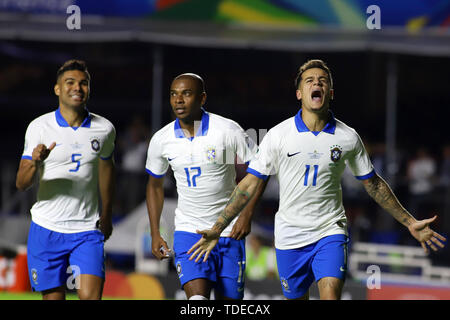 Sao Paulo, Brasilien. 14 Juni, 2019. Philippe Coutinho (R) von Brasilien feiert nach dem Scoring bei der Copa America 2019 Gruppe ein Fußballspiel zwischen Brasilien und Bolivien in Morumbi Stadion in Sao Paulo, Brasilien, 14. Juni 2019. Credit: Rahel Patrasso/Xinhua/Alamy leben Nachrichten Stockfoto