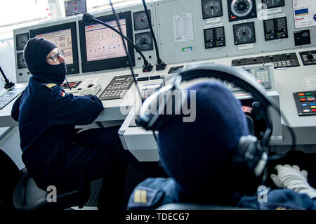 Bornholm, Dänemark. 14 Juni, 2019. Marines im Kampf uniformen Arbeit auf der Brücke der "Bonner "Task force Supply Company, und betreibt in der Nähe der dänischen Insel Bornholm. Das Schiff der Deutschen Marine nimmt Teil an der NATO-Manöver "Baltops" auf der Ostsee. Quelle: Axel Heimken/dpa/Alamy leben Nachrichten Stockfoto