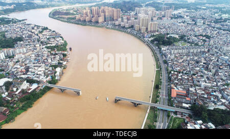 Peking, China. 14 Juni, 2019. Luftbild am 14. Juni 2019 zeigt die kollabierten Dongjiang Brücke in Heyuan, im Süden der chinesischen Provinz Guangdong. Credit: Lu Hanxin/Xinhua/Alamy leben Nachrichten Stockfoto