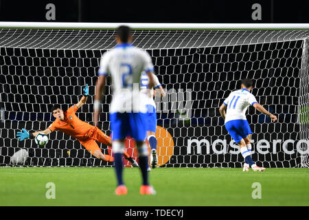Sao Paulo, Brasilien. 14 Juni, 2019. Brasiliens Philippe Coutinho (1. R) tritt die Strafe bei der Copa America 2019 Gruppe ein Fußballspiel zwischen Brasilien und Bolivien in Morumbi Stadion in Sao Paulo, Brasilien, 14. Juni 2019. Brasilien gewann 3-0. Credit: Xin Yuewei/Xinhua/Alamy leben Nachrichten Stockfoto
