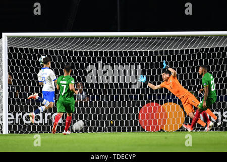 Sao Paulo, Brasilien. 14 Juni, 2019. Brasiliens Philippe Coutinho (1. L) Kerben während der Copa America 2019 Gruppe ein Fußballspiel zwischen Brasilien und Bolivien in Morumbi Stadion in Sao Paulo, Brasilien, 14. Juni 2019. Brasilien gewann 3-0. Credit: Xin Yuewei/Xinhua/Alamy leben Nachrichten Stockfoto