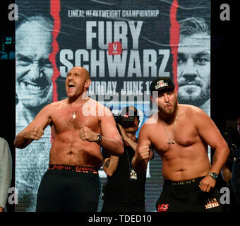 Las Vegas, USA. 14 Juni, 2019. LAS VEGAS, Nevada - Juni 14: Boxer Tyson Fury (L) und Tom Schwarz Gesicht weg in einem feierlichen wiegen - in der MGM Grand Garden Arena am 14. Juni 2019 in Las Vegas, Nevada. Die beiden werden in einem heavyweight bout am 15. Juni treffen sich in der MGM Grand Garden Arena in Las Vegas. Credit: Gene Blevins/ZUMA Draht/Alamy Live News Credit: ZUMA Press, Inc./Alamy leben Nachrichten Stockfoto