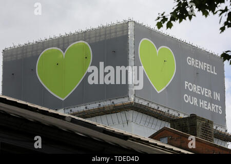 London, Großbritannien. 14 Juni, 2019. Die Grenfell Turm während des Gedenkens. Die Grenfell Turm zweiten Jahrestag Gedenkfeier des Hochhauses Feuer. Am 14. Juni 2017, kurz vor 1:00 Uhr brach ein Feuer in der Küche des vierten Stock an der 24-stöckige Residential Tower Block in Kensington, West London, die das Leben von 72 Menschen. Mehr als 70 weitere wurden verletzt und 223 Menschen geflohen. Credit: SOPA Images Limited/Alamy leben Nachrichten Stockfoto