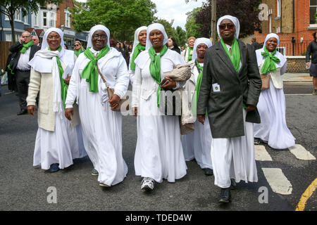 London, Großbritannien. 14 Juni, 2019. Nonnen tragen Symbolische grüner Schal außerhalb St Helen's Kirche während der gedenkfeier. Die Grenfell Turm zweiten Jahrestag Gedenkfeier des Hochhauses Feuer. Am 14. Juni 2017, kurz vor 1:00 Uhr brach ein Feuer in der Küche des vierten Stock an der 24-stöckige Residential Tower Block in Kensington, West London, die das Leben von 72 Menschen. Mehr als 70 weitere wurden verletzt und 223 Menschen geflohen. Credit: SOPA Images Limited/Alamy leben Nachrichten Stockfoto