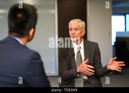 Peking, USA. 23 Mai, 2019. Bob Margevicius (R), ein Mitglied der Direktion der US-Fahrrad Produkt Suppliers Association, erhält ein Interview mit Xinhua in Washington, DC, USA, 23. Mai 2019. Quelle: Liu Jie/Xinhua/Alamy leben Nachrichten Stockfoto