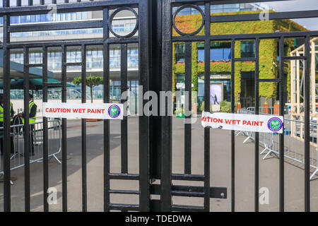 Wimbledon London, UK. 15. Juni 2019. Frisch lackierte Tore der (AELTC) All England Lawn Tennis Club prepararing der 2019 Grand Slam Tennis Championships in Wimbledon SW 19, in der 1. Juli Credit start to Host: Amer ghazzal/Alamy leben Nachrichten Stockfoto