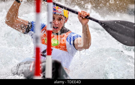 London, Großbritannien. 14 Juni, 2019. Joe Clarke aus Großbritannien in der MK1 Herren Kajak an der 2019 ICF CANOE SLALOM WORLD CUP Wettbewerb bei Lee Valley White Water Centre, London, Vereinigtes Königreich, am 15. Juni 2019. Foto von Phil Hutchinson. Nur die redaktionelle Nutzung, eine Lizenz für die gewerbliche Nutzung erforderlich. Keine Verwendung in Wetten, Spiele oder einer einzelnen Verein/Liga/player Publikationen. Credit: UK Sport Pics Ltd/Alamy leben Nachrichten Stockfoto