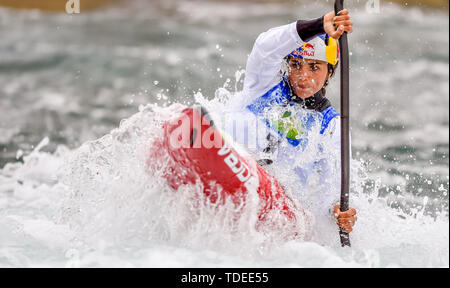 London, Großbritannien. 14 Juni, 2019. Jessica Fuchs von Australien in den 2019 ICF CANOE SLALOM WORLD CUP bei Lee Valley White Water Centre, London, Vereinigtes Königreich, am 15. Juni 2019. Foto von Phil Hutchinson. Nur die redaktionelle Nutzung, eine Lizenz für die gewerbliche Nutzung erforderlich. Keine Verwendung in Wetten, Spiele oder einer einzelnen Verein/Liga/player Publikationen. Credit: UK Sport Pics Ltd/Alamy leben Nachrichten Stockfoto