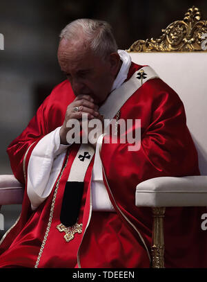 Heiliger Stuhl, Vatikan. 15 Juni, 2019. Papst Franziskus feiert die Exequien für den Apostolischen Nuntius in Argentinien Leon Kalenga Badykebele in der Basilika von St. Peter im Vatikan. Credit: Evandro Inetti/ZUMA Draht/Alamy leben Nachrichten Stockfoto