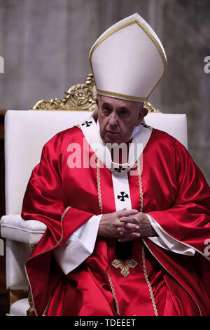 Heiliger Stuhl, Vatikan. 15 Juni, 2019. Papst Franziskus feiert die Exequien für den Apostolischen Nuntius in Argentinien Leon Kalenga Badykebele in der Basilika von St. Peter im Vatikan. Credit: Evandro Inetti/ZUMA Draht/Alamy leben Nachrichten Stockfoto