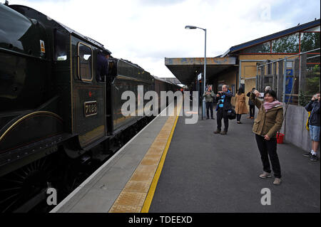 Oxford, UK. 15. Juni 2019. Rail Enthusiasten Foto ex Great Western Railway Lokomotive 7029 Clun Schloss als kommt sie in Oxford Station auf einem Dampf Railtour. Die railtour ist Teil der 175-Jahr-Feier für die Eröffnung des Oxford Didcot Railway. G. S. Essex/Alamy leben Nachrichten Stockfoto