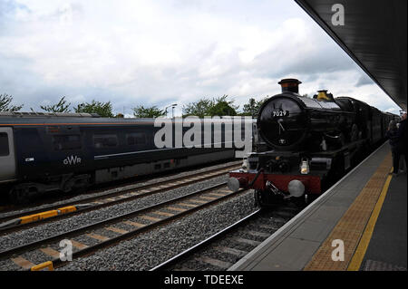 Oxford, UK. 15. Juni 2019. Ex Great Western Railway Lokomotive 7029 Clun Schloss kommt in Oxford Station auf einem Dampf Railtour. Die railtour ist Teil der 175-Jahr-Feier für die Eröffnung des Oxford Didcot Railway. G. S. Essex/Alamy leben Nachrichten Stockfoto