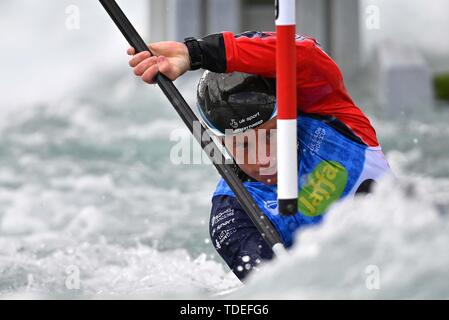 LONDON, GROSSBRITANNIEN. 15 Juni, 2018. Fiona Pennie (GBR). 2019 ICF London canoe Slalom World Cup. Lee Valley White Water entfernt. Hertfordshire. UK. 15.06.2019. Frauen K1 Kajak. Credit: Sport in Bildern/Alamy leben Nachrichten Stockfoto