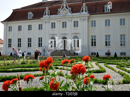 15. Juni 2019, Brandenburg, Gransee/OT Meseberg: Der Schlossgarten in Meseberg ist für Besucher geöffnet. Das Schloss ist das Gästehaus der Bundesregierung. Am Tag der offenen Tür, ausgewählte Zimmer im Erdgeschoss sowie den Park am Huwenowsee besucht werden können. Foto: Bernd Settnik/dpa-Zentralbild/dpa Stockfoto