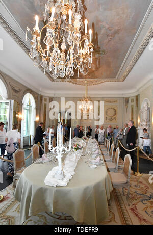 15. Juni 2019, Brandenburg, Gransee/OT Meseberg: Besucher Pass den gedeckten Tisch im Gartensaal von Schloss Meseberg. Das Schloss ist das Gästehaus der Bundesregierung. Am Tag der offenen Tür, ausgewählte Zimmer im Erdgeschoss sowie den Park am Huwenowsee besucht werden können. Foto: Bernd Settnik/dpa-Zentralbild/dpa Stockfoto