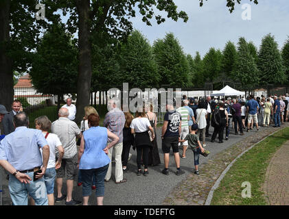 15. Juni 2019, Brandenburg, Gransee/OT Meseberg: Besucher warten draußen Meseberg Schloss am Tag der offenen Tür. Das Schloss ist das Gästehaus der Bundesregierung. Am Tag der offenen Tür, ausgewählte Zimmer im Erdgeschoss sowie den Park am Huwenowsee besucht werden können. Foto: Bernd Settnik/dpa-Zentralbild/dpa Stockfoto