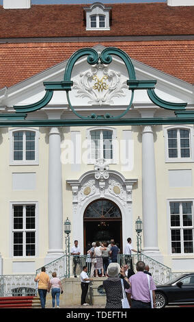 15. Juni 2019, Brandenburg, Gransee/OT Meseberg: Besucher warten draußen Meseberg Schloss am Tag der offenen Tür. Das Schloss ist das Gästehaus der Bundesregierung. Am Tag der offenen Tür, ausgewählte Zimmer im Erdgeschoss sowie den Park am Huwenowsee besucht werden können. Foto: Bernd Settnik/dpa-Zentralbild/dpa Stockfoto