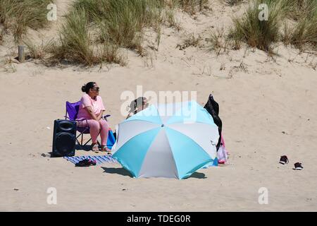 Sturz, East Sussex, UK. 15 Juni, 2019. Einen schönen sonnigen Start ins Wochenende im Camber, East Sussex, wie Leute auf die Camber Sands Strand ankommen das warme Wetter zu genießen. Credit: Paul Lawrenson 2019, Foto: Paul Lawrenson/Alamy leben Nachrichten Stockfoto