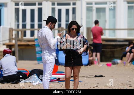 Sturz, East Sussex, UK. 15 Juni, 2019. Einen schönen sonnigen Start ins Wochenende im Camber, East Sussex, wie Leute auf die Camber Sands Strand ankommen das warme Wetter zu genießen. Credit: Paul Lawrenson 2019, Foto: Paul Lawrenson/Alamy leben Nachrichten Stockfoto