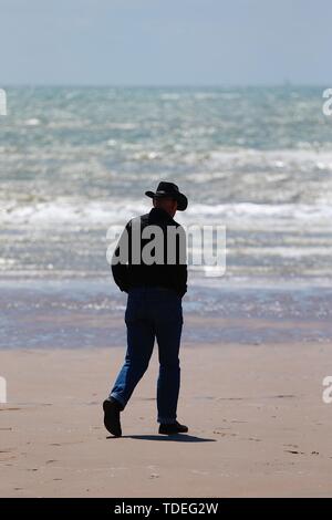 Sturz, East Sussex, UK. 15 Juni, 2019. Einen schönen sonnigen Start ins Wochenende im Camber, East Sussex, wie Leute auf die Camber Sands Strand ankommen das warme Wetter zu genießen. Credit: Paul Lawrenson 2019, Foto: Paul Lawrenson/Alamy leben Nachrichten Stockfoto