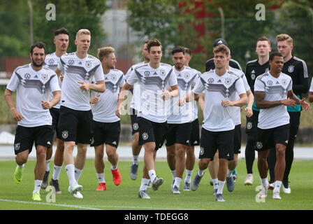 Fagagna, Italien. 15 Juni, 2019. Fußball, U 21 Männer, EM: Ausbildung Deutschland. Die Spieler sind in der Aufwärmphase. Deutschland wird Dänemark in der Europäischen U21-Meisterschaft treffen sich am 17.06. Credit: Cézaro De Luca/dpa/Alamy leben Nachrichten Stockfoto