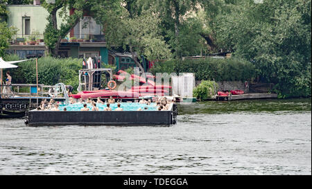 Berlin, Deutschland. 15 Juni, 2019. Die Menschen genießen das schöne Wetter im Badeschiff Arena Außenpool. Credit: Paul Zinken/dpa/Alamy leben Nachrichten Stockfoto