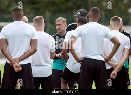 Fagagna, Italien. 15 Juni, 2019. Fußball, U 21 Männer, EM: Ausbildung Deutschland. Trainer Stefan Kuntz spricht zu den Spielern. Deutschland wird Dänemark in der Europäischen U21-Meisterschaft treffen sich am 17.06. Credit: Cézaro De Luca/dpa/Alamy leben Nachrichten Stockfoto