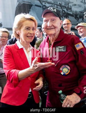 15. Juni 2019, Niedersachsen Faßberg: Verteidigungsminister Ursula von der Leyen (CDU) spricht zu Gail S. Halvorsen, ehemaliger Pilot der Luftwaffe der Vereinigten Staaten, während der Festlichkeiten auf Bundeswehr Tag Am Faßberg Air Base. Den Piloten Halvorsen wurde bald "Rosinenbomber" - in Deutschland "Rosinenbomber" genannt - und damit die Namensgeber der Flugzeuge, die den westlichen Sektoren von Berlin mit lebenswichtigen Gütern wie Lebensmitteln und Kohle während der sowjetischen Blockade von Juni 1948 bis Mai 1949 geliefert. Foto: Peter Steffen/dpa Stockfoto