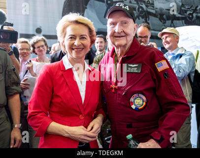 15. Juni 2019, Niedersachsen Faßberg: Verteidigungsminister Ursula von der Leyen (CDU) spricht zu Gail S. Halvorsen, ehemaliger Pilot der Luftwaffe der Vereinigten Staaten, während der Festlichkeiten auf Bundeswehr Tag Am Faßberg Air Base. Den Piloten Halvorsen wurde bald "Rosinenbomber" - in Deutschland "Rosinenbomber" genannt - und damit die Namensgeber der Flugzeuge, die den westlichen Sektoren von Berlin mit lebenswichtigen Gütern wie Lebensmitteln und Kohle während der sowjetischen Blockade von Juni 1948 bis Mai 1949 geliefert. Foto: Peter Steffen/dpa Stockfoto