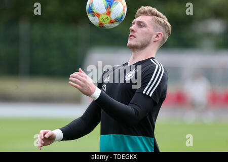 Fagagna, Italien. 15 Juni, 2019. Fußball, U 21 Männer, EM: Ausbildung Deutschland. Torwart Florian Müller nimmt den Ball mit der Brust. Deutschland wird Dänemark in der Europäischen U21-Meisterschaft treffen sich am 17.06. Credit: Cézaro De Luca/dpa/Alamy leben Nachrichten Stockfoto