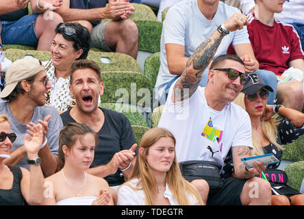 Stuttgart, Deutschland. 15 Juni, 2019. Deutsche Schauspieler Mark Keller mit Sohn, Ex Handball professioneller Spieler Stefan Kretzschmar, GER mit Freundin Doreen Burmeister beobachten Jan-Lennard STRUFF (GER) im Match gegen Matteo BERRETTI (ITA) im Halbfinale Tennis ATP Mercedes Cup auf Gras in Stuttgart, 15. Juni 2019. Credit: Peter Schatz/Alamy leben Nachrichten Stockfoto