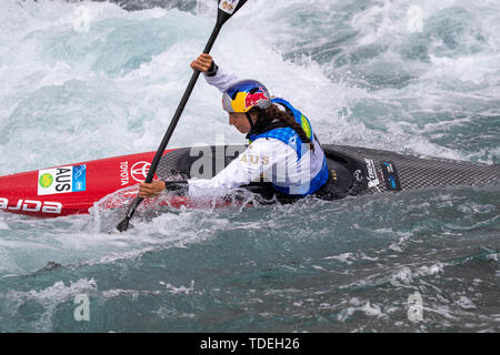 London, Großbritannien. 15 Juni, 2019. London, Großbritannien. Am Samstag, den 15. Juni 2019. Jessica Fuchs von Australien konkurriert in der Frauen K1 Finale am Tag zwei Der 2019 ICF Canoe Slalom World Cup in Valley White Water Centre, Kredit: Jason Richardson/Alamy leben Nachrichten Stockfoto