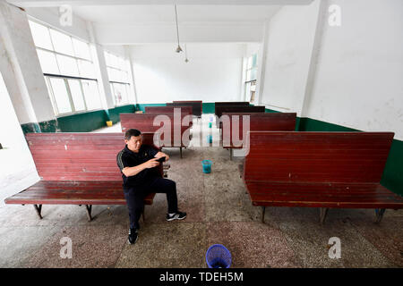 (190615) - chongqing, Juni 15, 2019 (Xinhua) - ein Passagier nimmt Bilder im Wartezimmer Bolin Bahnhof entlang der Chengdu-Chongqing Eisenbahn, 12. Juni 2019. Anschluss von Chengdu im Südwesten Chinas Provinz Sichuan und Chongqing Gemeinde, die 505-km-Chengdu-Chongqing Bahn ist die erste Eisenbahnstrecke contructed nach der Gründung der Volksrepublik China. Es wurde von China entworfen und mit einheimischen Materialien gebaut. Der Bau der Bahn im Juni 1950 traten, und das gesamte Projekt wurde in zwei Jahren fertig, mit mehr als 100.000 Soldaten und zivile Stockfoto